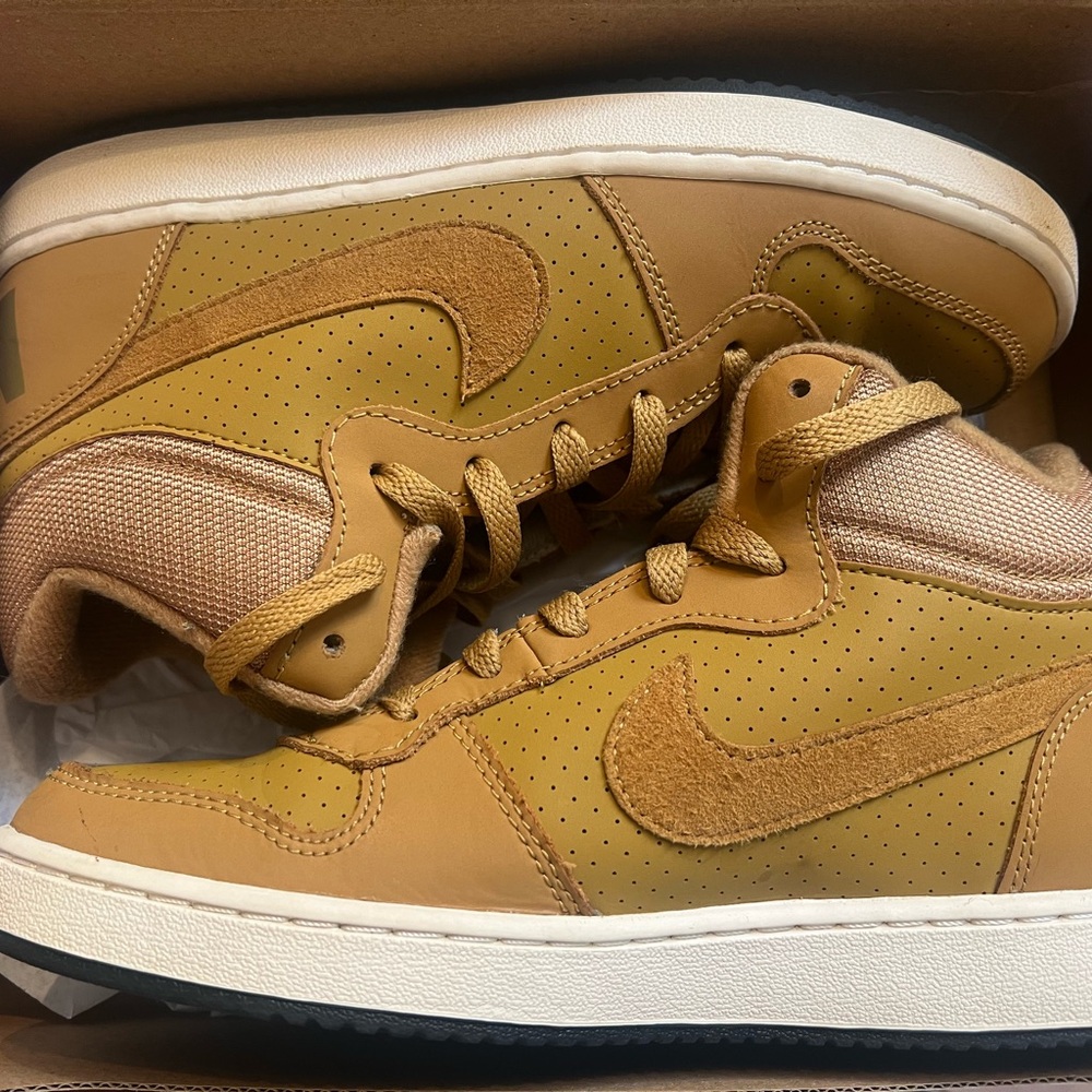 *Like New* Nike Court Borough Mid (GS) 7Y